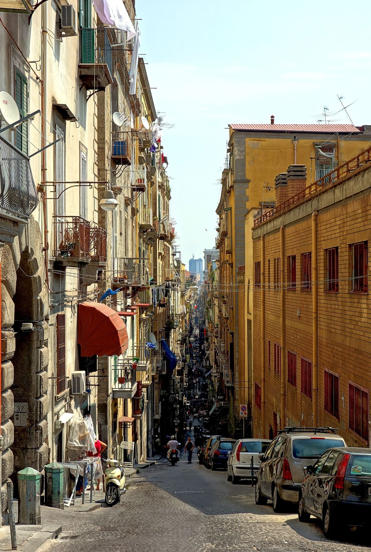 Vicolo tipico del centro storico di Napoli, nei pressi di Corso Umberto