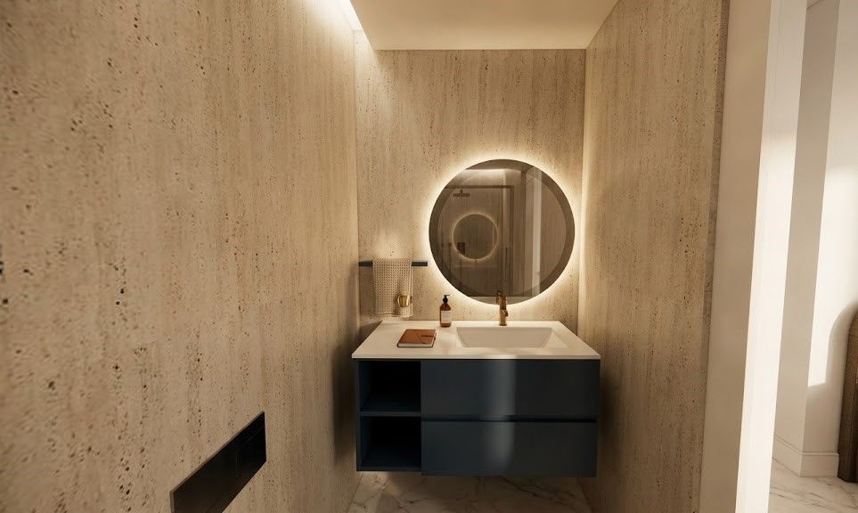 Bagno Camera Garibaldi: rivestimento in travertino, specchio rotondo illuminato e mobile blu notte
