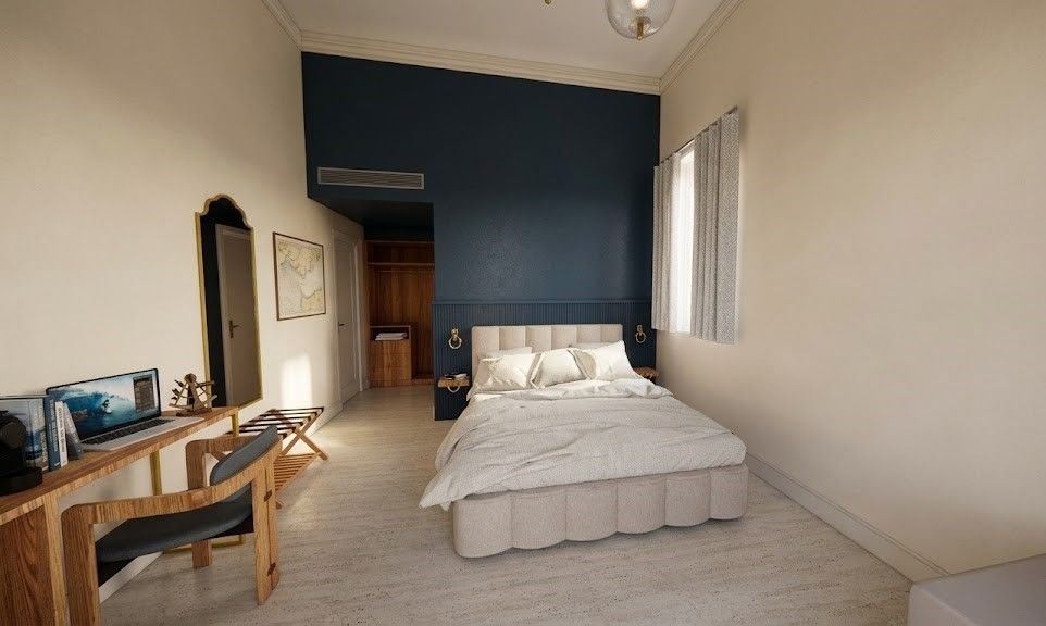 Camera Spaccanapoli: letto matrimoniale con parete blu notte e comodini in ottone